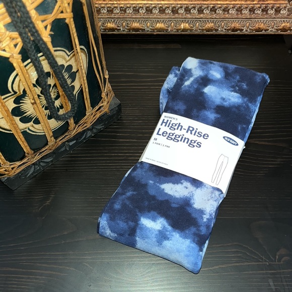 ☀️ 3 / $15 Sale ☀️ Old Navy Blue tie dye leggings - Picture 1 of 3